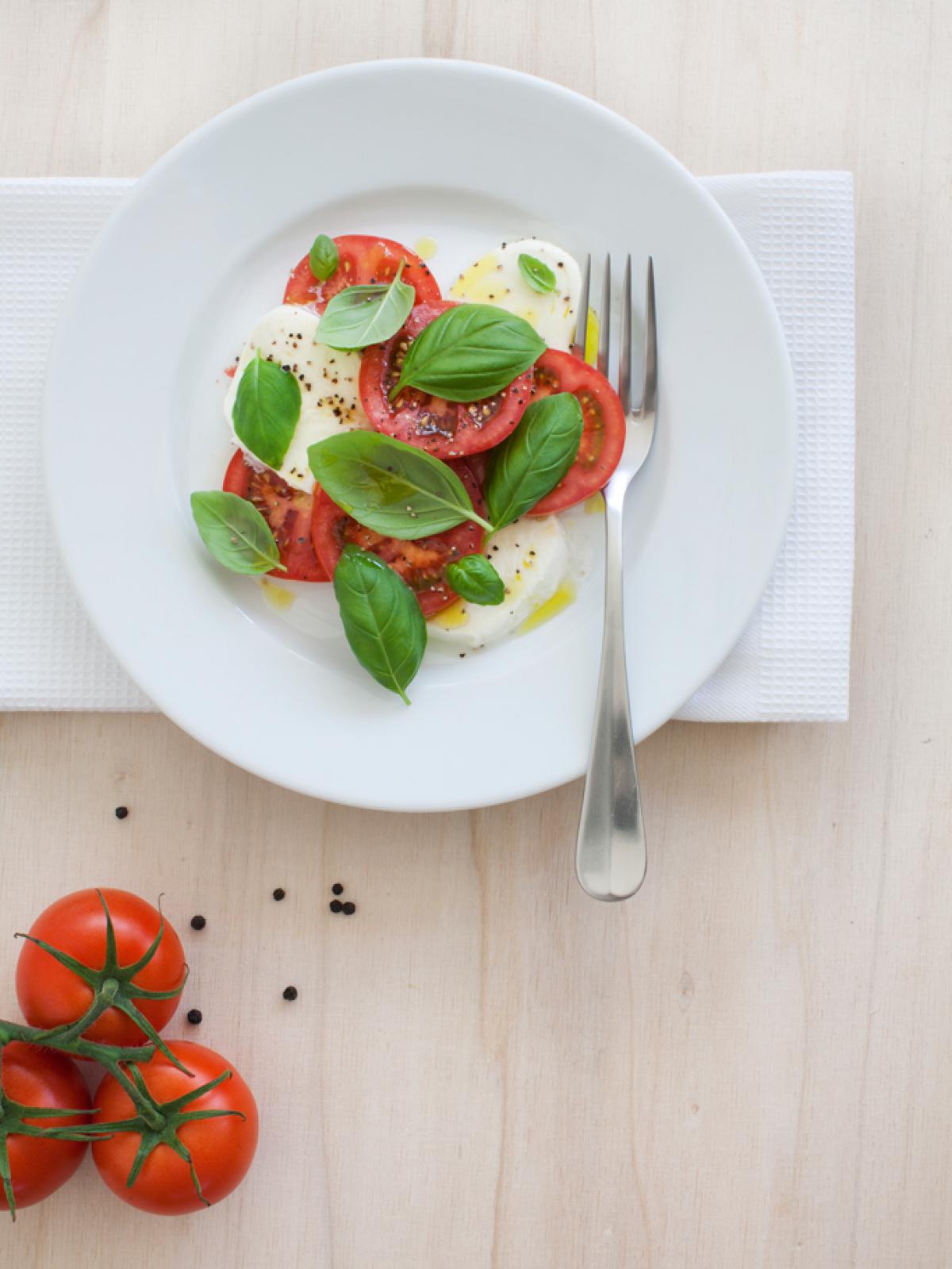 Tomaten Mozzarella Salat mit Basilikum